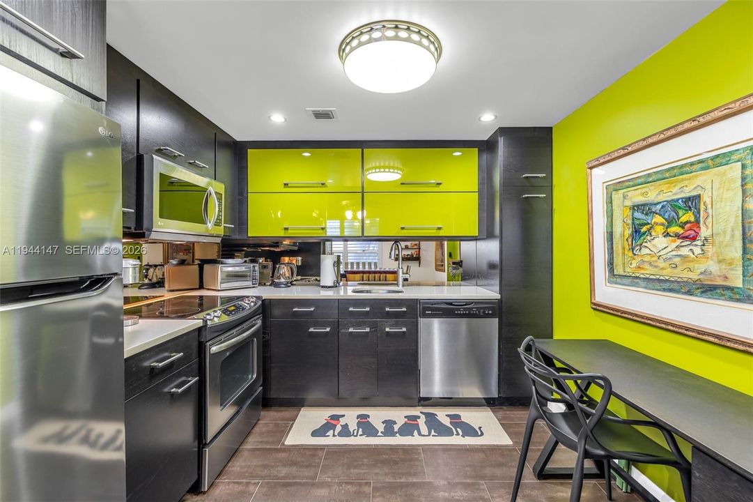 Active With Contract: $274,000 (2 beds, 2 baths, 1000 Square Feet)