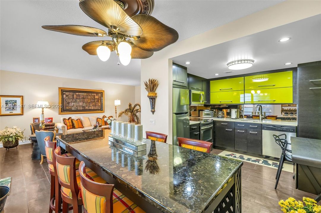 Active With Contract: $274,000 (2 beds, 2 baths, 1000 Square Feet)