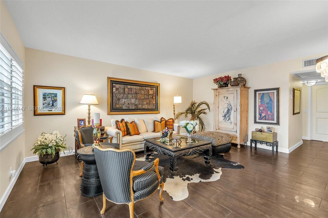 Active With Contract: $274,000 (2 beds, 2 baths, 1000 Square Feet)