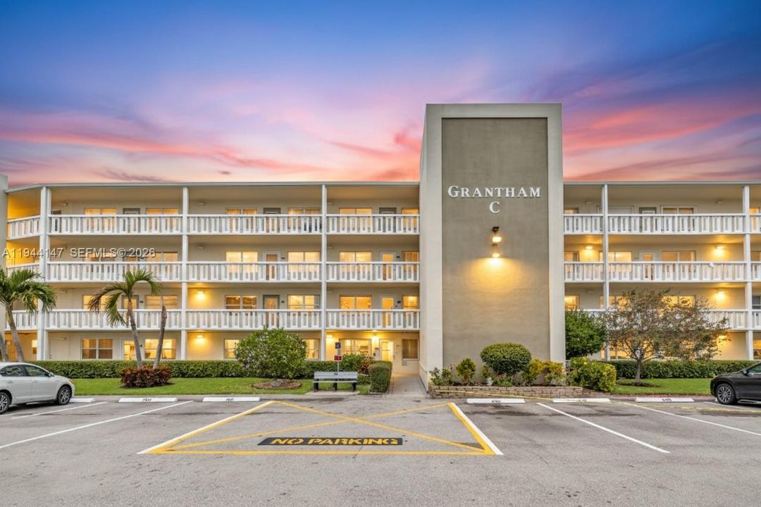 Active With Contract: $274,000 (2 beds, 2 baths, 1000 Square Feet)
