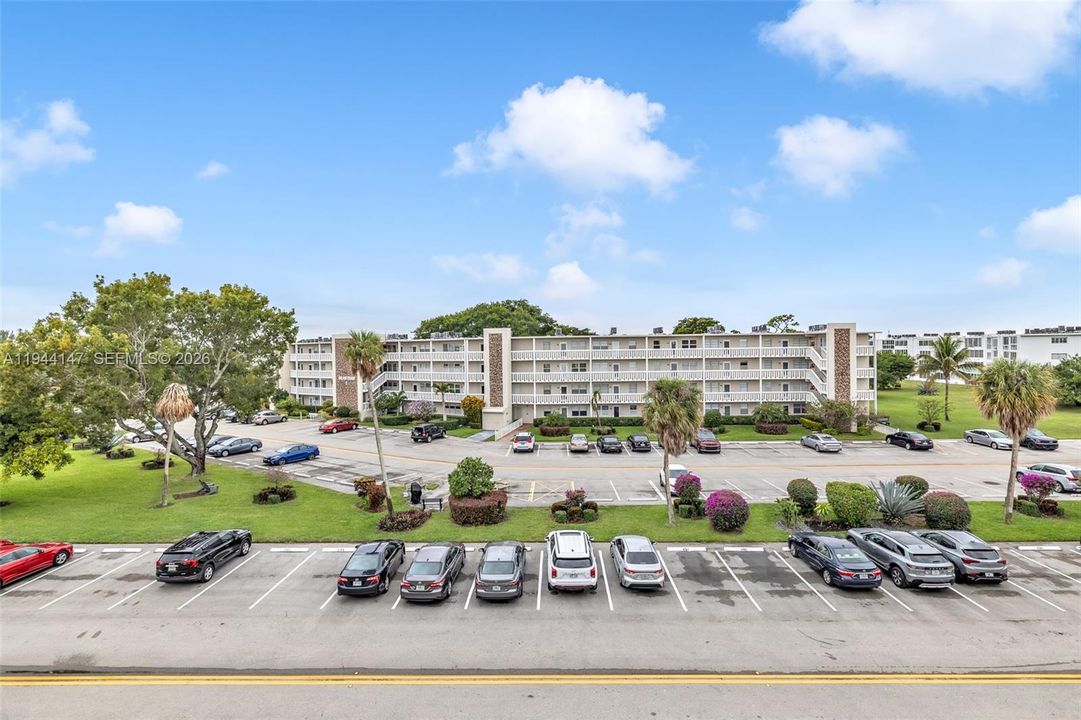 Active With Contract: $274,000 (2 beds, 2 baths, 1000 Square Feet)