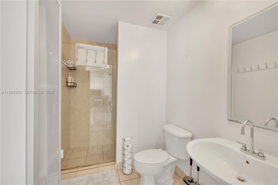 For Sale: $420,000 (2 beds, 2 baths, 1010 Square Feet)