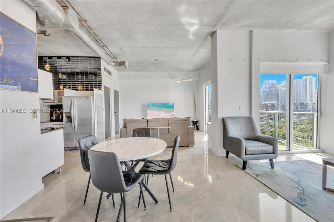 For Sale: $420,000 (2 beds, 2 baths, 1010 Square Feet)