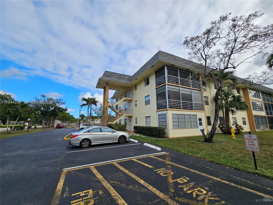 For Sale: $130,000 (2 beds, 2 baths, 940 Square Feet)