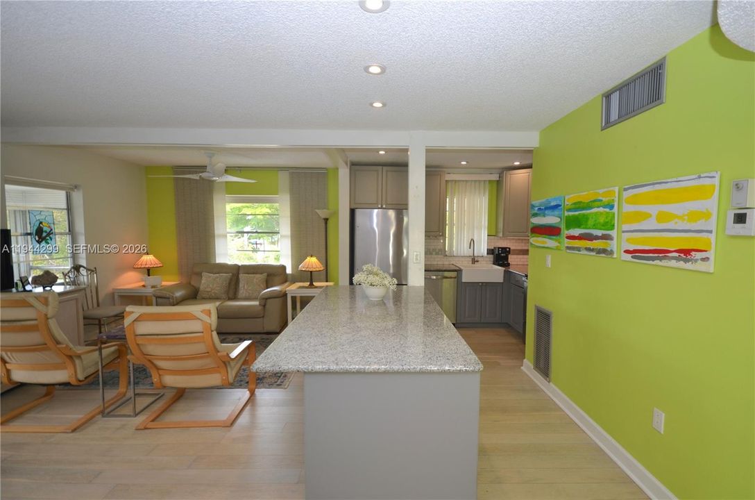 For Sale: $130,000 (2 beds, 2 baths, 940 Square Feet)