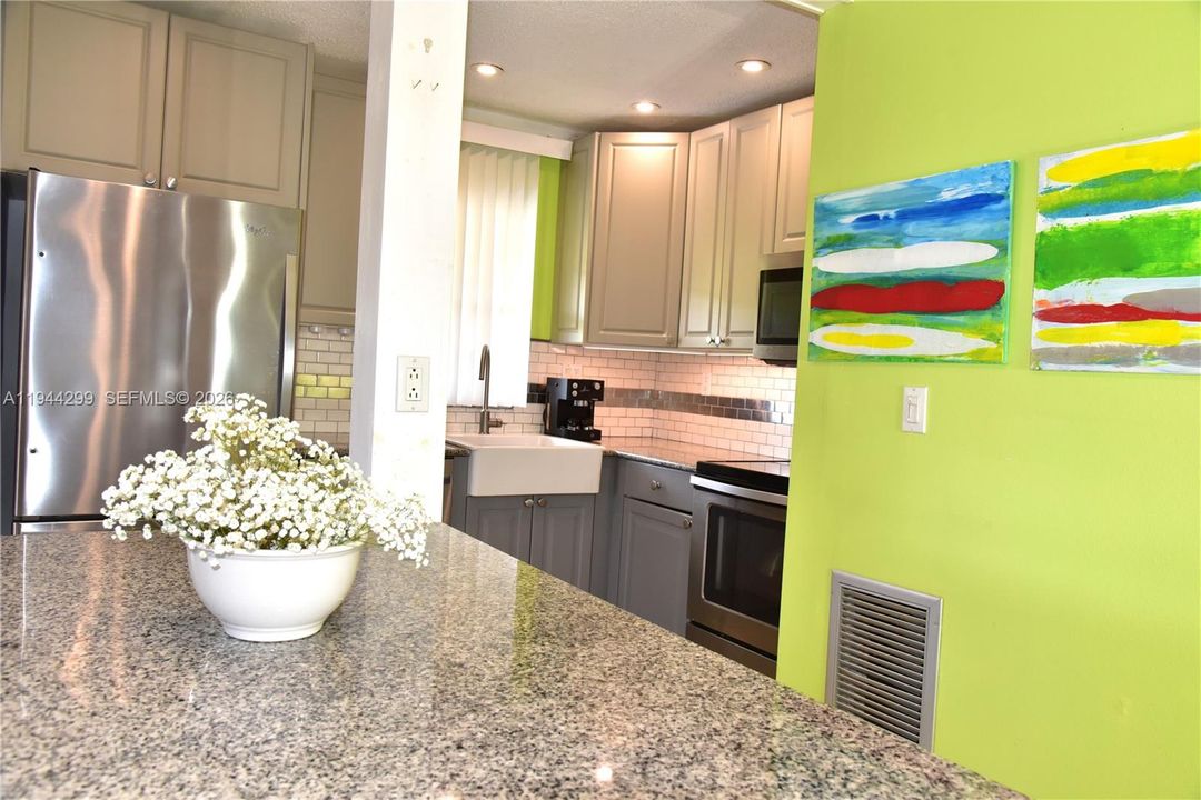 For Sale: $130,000 (2 beds, 2 baths, 940 Square Feet)