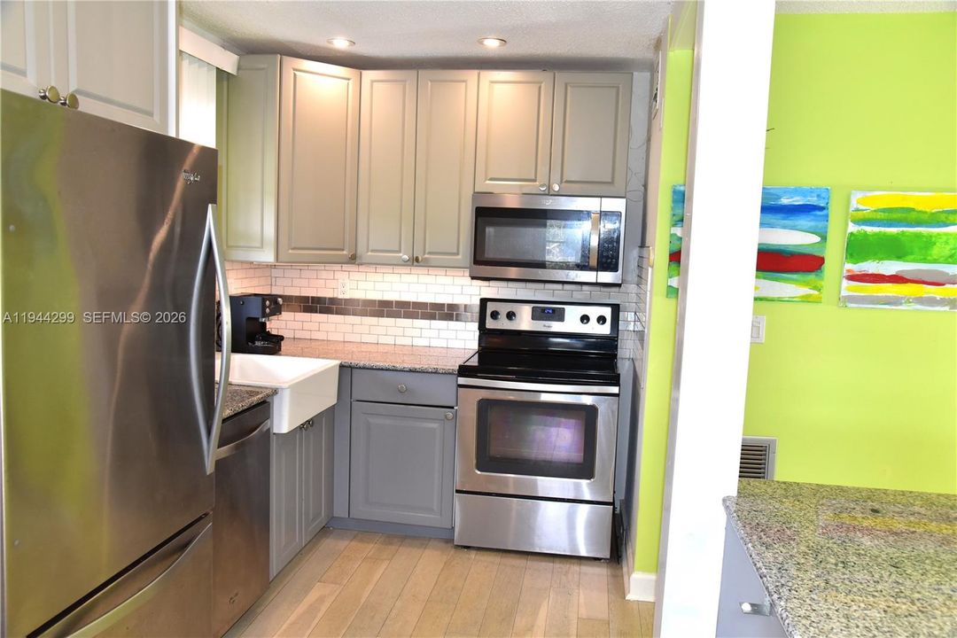 For Sale: $130,000 (2 beds, 2 baths, 940 Square Feet)