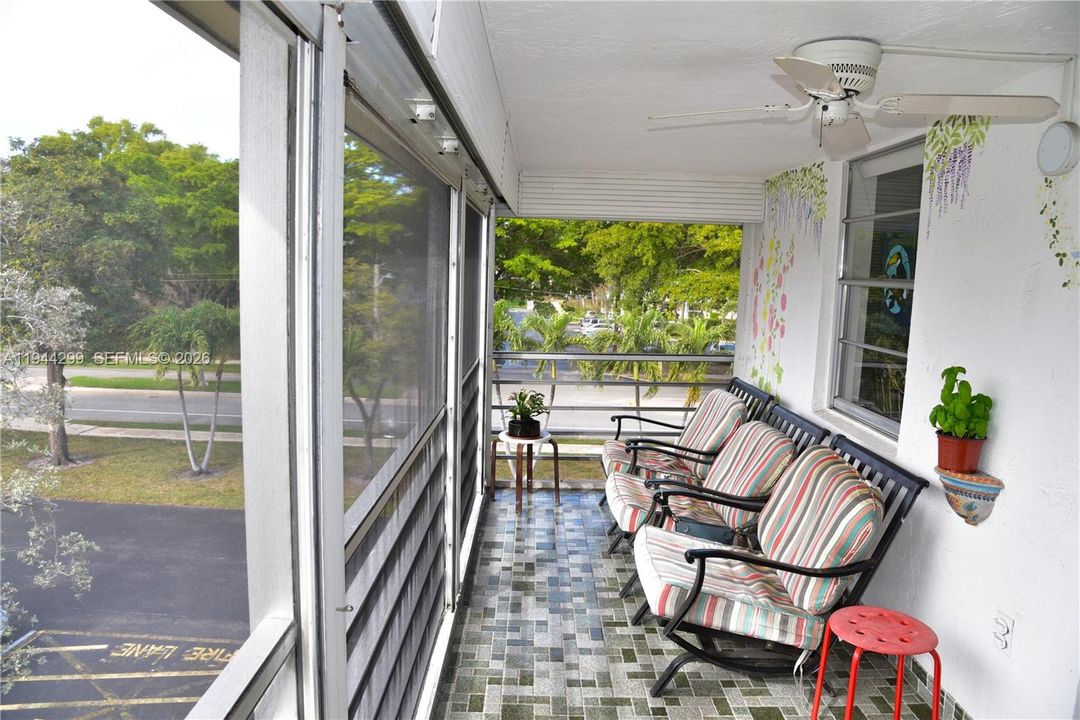 For Sale: $130,000 (2 beds, 2 baths, 940 Square Feet)