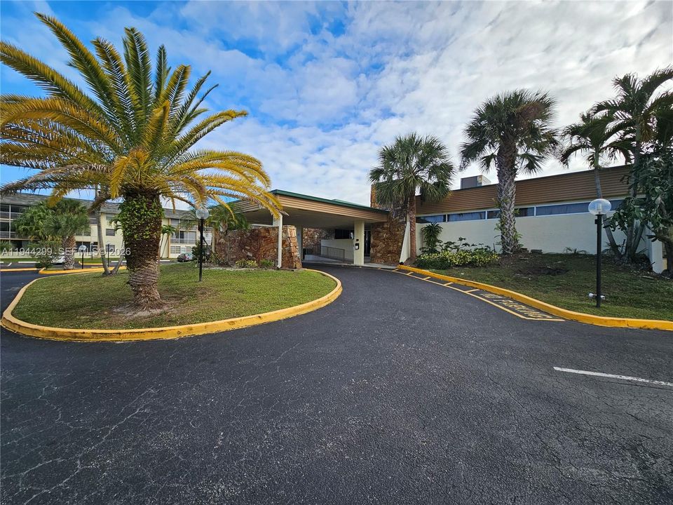 For Sale: $130,000 (2 beds, 2 baths, 940 Square Feet)