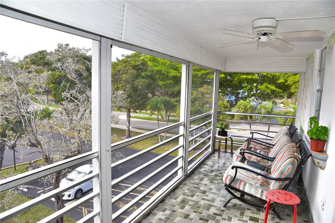 For Sale: $130,000 (2 beds, 2 baths, 940 Square Feet)