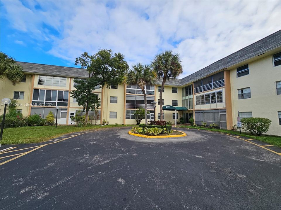 For Sale: $130,000 (2 beds, 2 baths, 940 Square Feet)