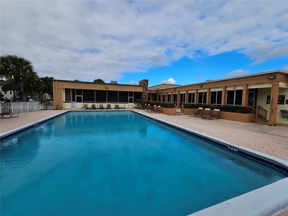 For Sale: $130,000 (2 beds, 2 baths, 940 Square Feet)