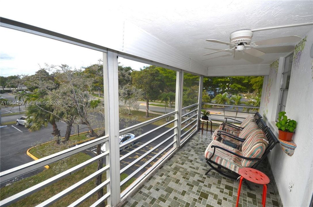 For Sale: $130,000 (2 beds, 2 baths, 940 Square Feet)