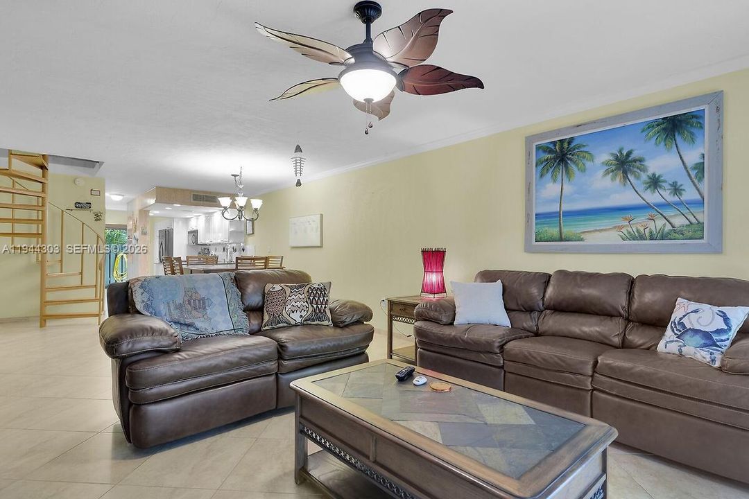 En Venta: $645,000 (4 camas, 2 baños, 1354 Pies cuadrados)