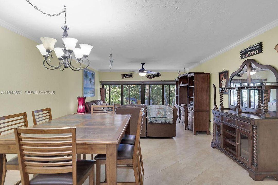 En Venta: $645,000 (4 camas, 2 baños, 1354 Pies cuadrados)