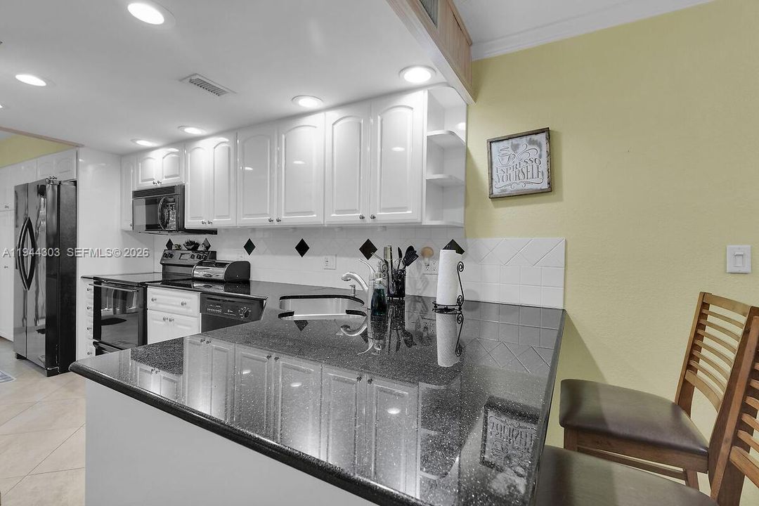 En Venta: $645,000 (4 camas, 2 baños, 1354 Pies cuadrados)