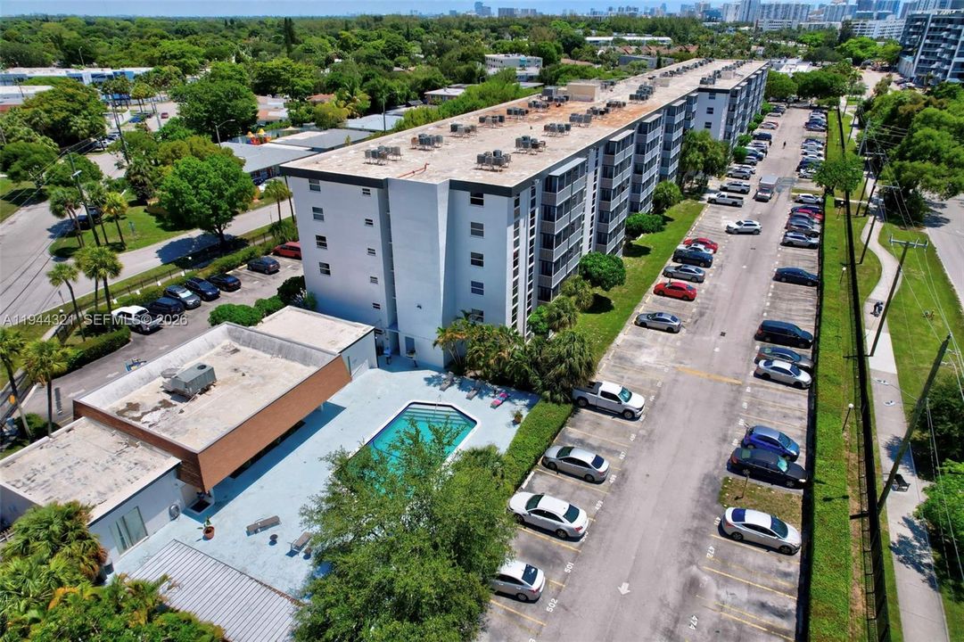 For Sale: $179,900 (1 beds, 1 baths, 728 Square Feet)