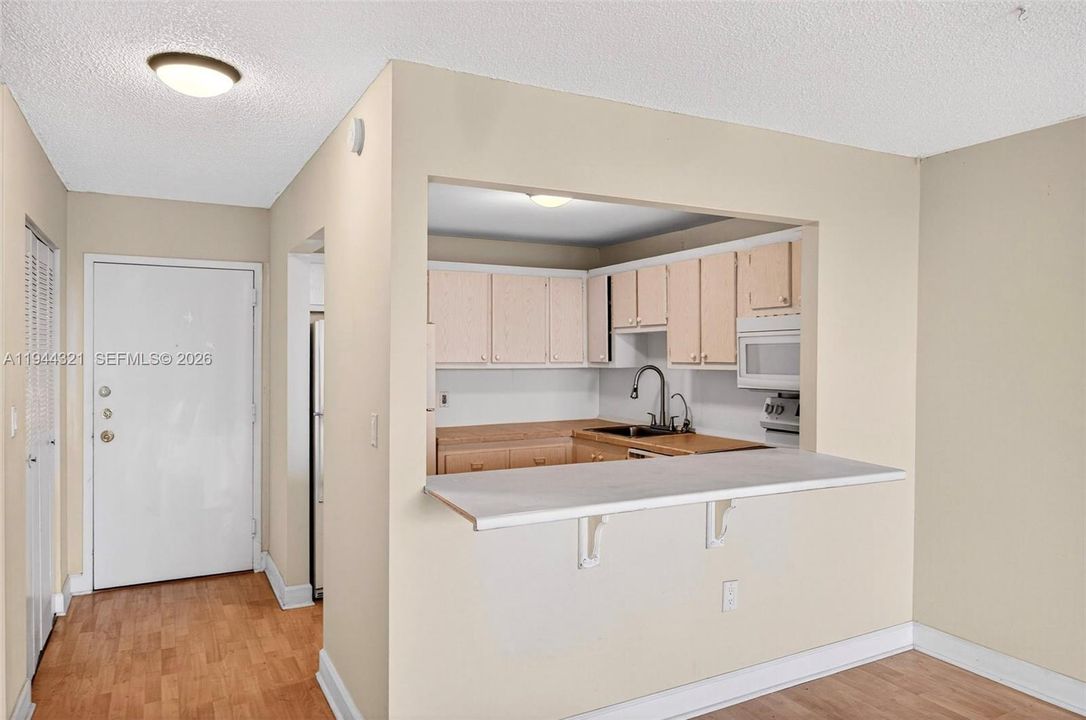 For Sale: $179,900 (1 beds, 1 baths, 728 Square Feet)