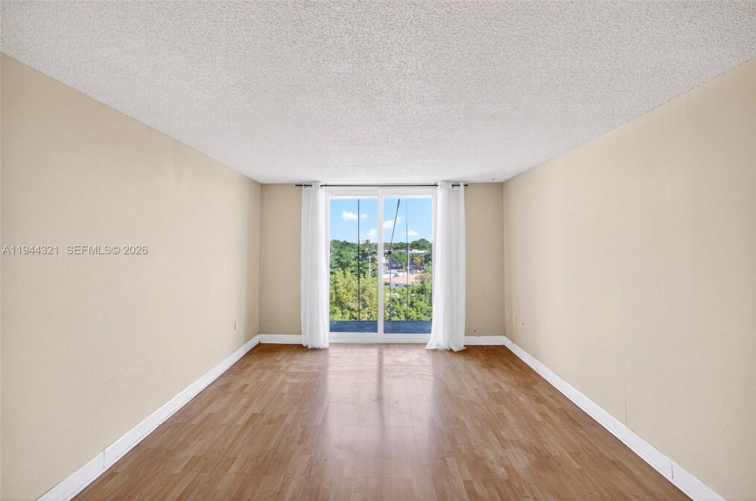 For Sale: $179,900 (1 beds, 1 baths, 728 Square Feet)
