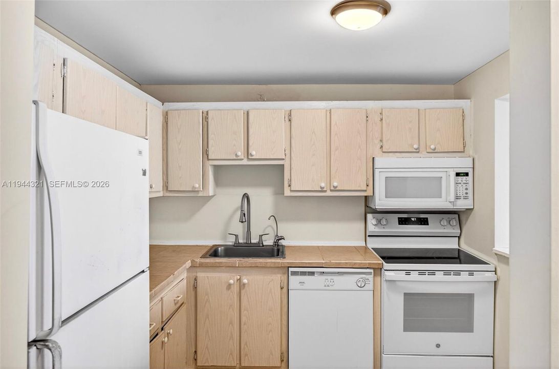 For Sale: $179,900 (1 beds, 1 baths, 728 Square Feet)