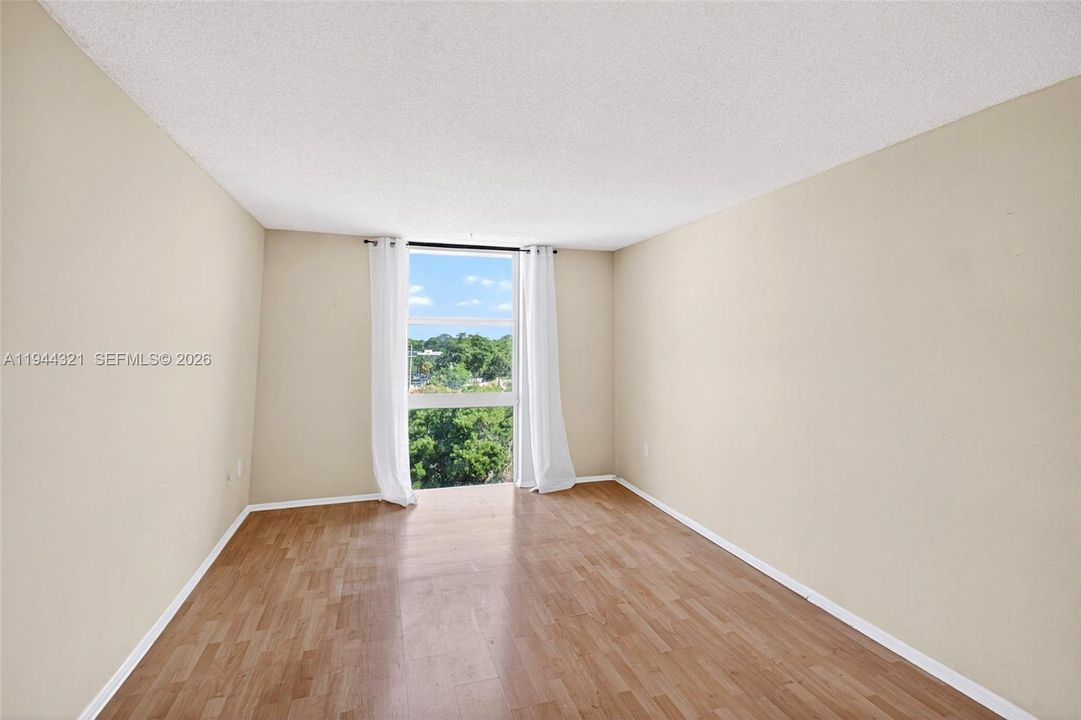 For Sale: $179,900 (1 beds, 1 baths, 728 Square Feet)