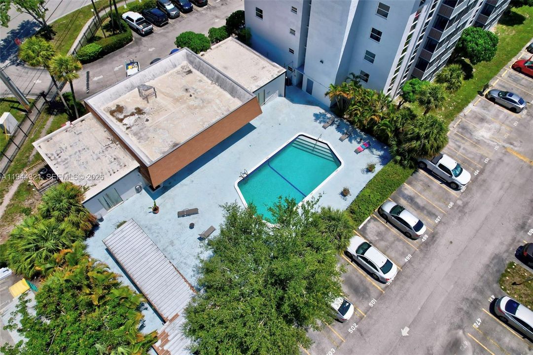 For Sale: $179,900 (1 beds, 1 baths, 728 Square Feet)