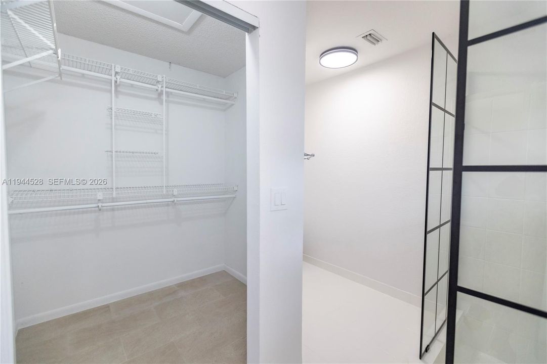 WAlking Closet Main