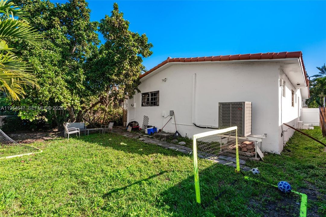 For Sale: $1,599,000 (4 beds, 3 baths, 1917 Square Feet)