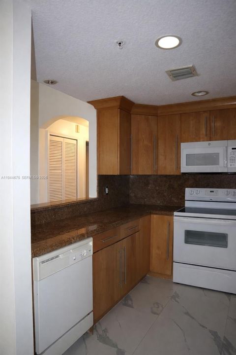 На продажу: $395,000 (2 спален, 2 ванн, 1308 Квадратных фут)