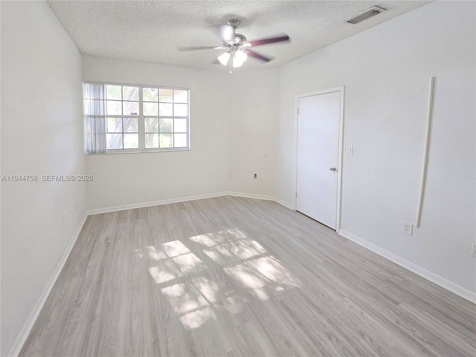 Activo con contrato: $232,500 (2 camas, 2 baños, 854 Pies cuadrados)