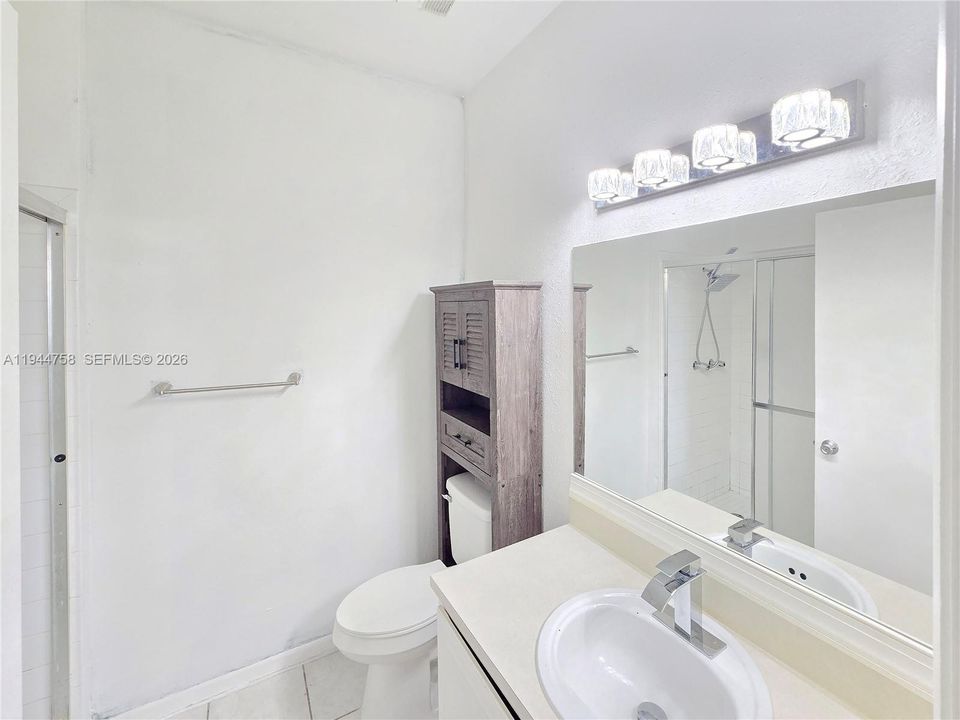 Activo con contrato: $232,500 (2 camas, 2 baños, 854 Pies cuadrados)