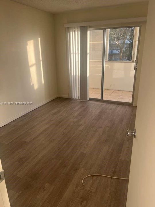 For Sale: $129,000 (2 beds, 1 baths, 840 Square Feet)