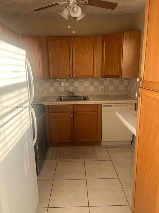For Sale: $129,000 (2 beds, 1 baths, 840 Square Feet)