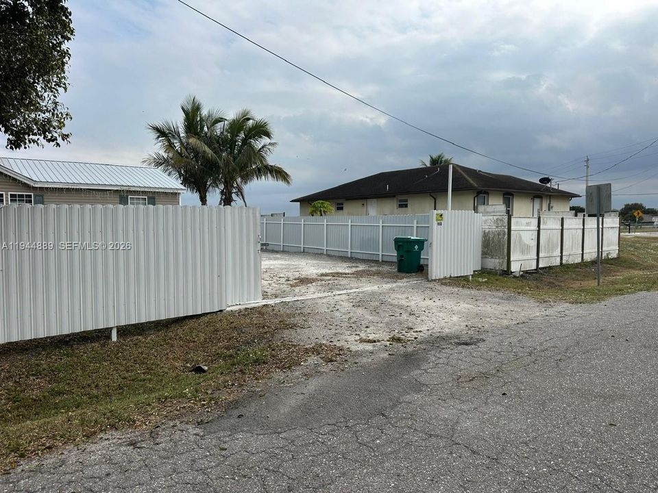 For Sale: $249,000 (3 beds, 2 baths, 1012 Square Feet)