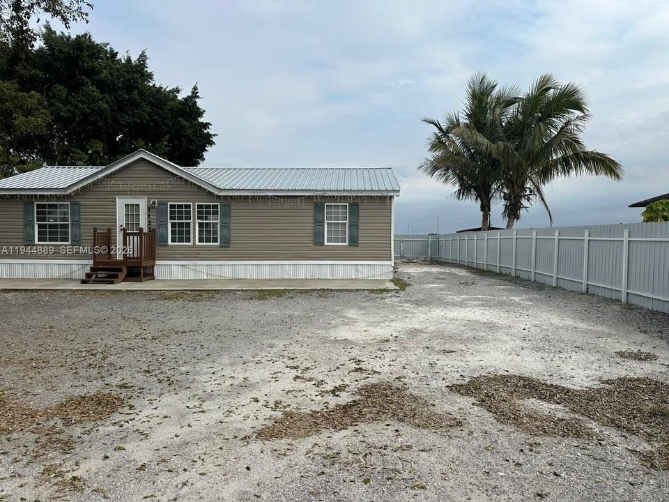 For Sale: $249,000 (3 beds, 2 baths, 1012 Square Feet)