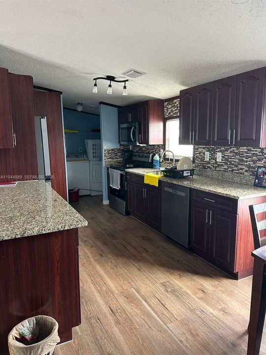 For Sale: $249,000 (3 beds, 2 baths, 1012 Square Feet)