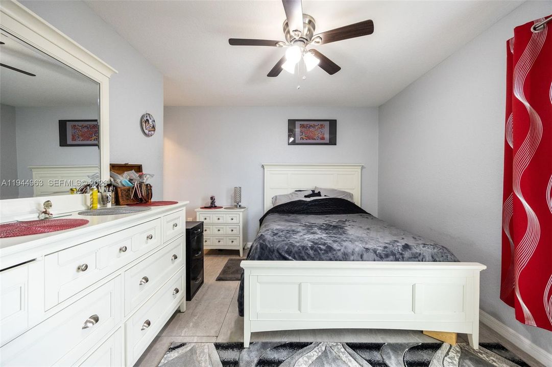 Recently Sold: $254,000 (2 beds, 2 baths, 975 Square Feet)