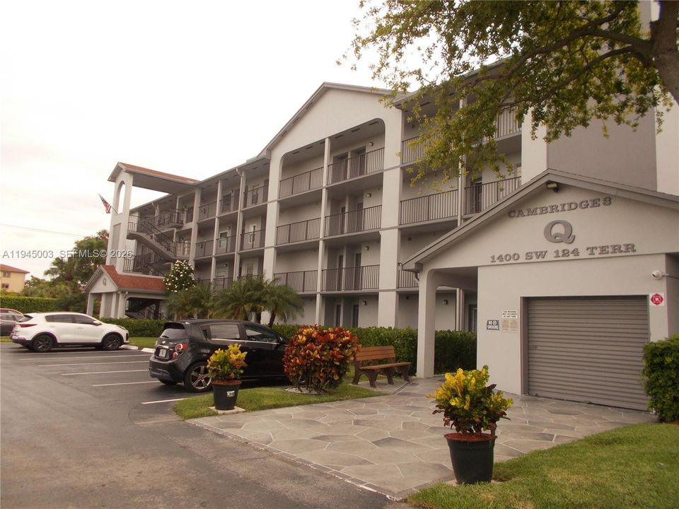 Active With Contract: $1,400 (0 beds, 1 baths, 514 Square Feet)