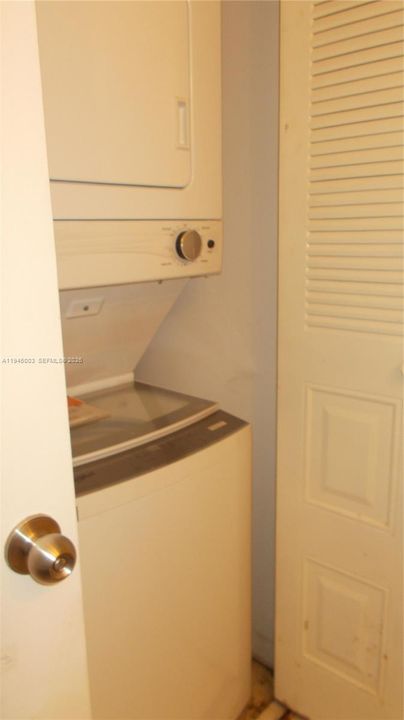 Active With Contract: $1,400 (0 beds, 1 baths, 514 Square Feet)