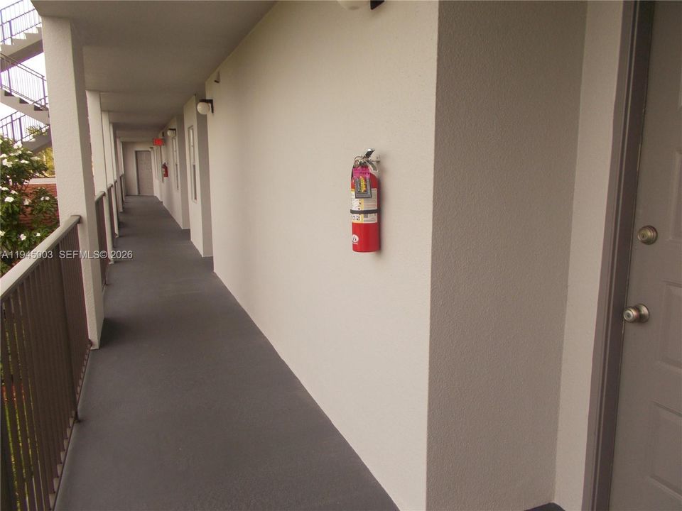 Active With Contract: $1,400 (0 beds, 1 baths, 514 Square Feet)