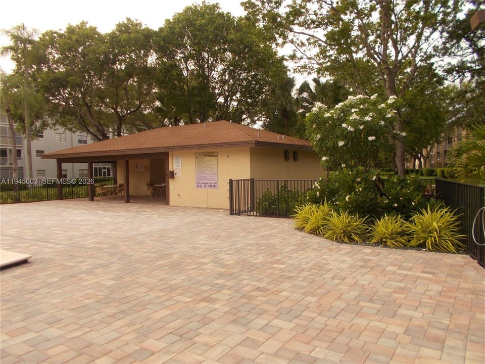 Active With Contract: $1,400 (0 beds, 1 baths, 514 Square Feet)