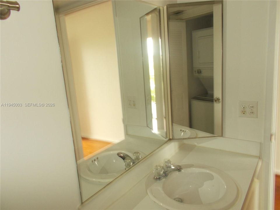 Active With Contract: $1,400 (0 beds, 1 baths, 514 Square Feet)