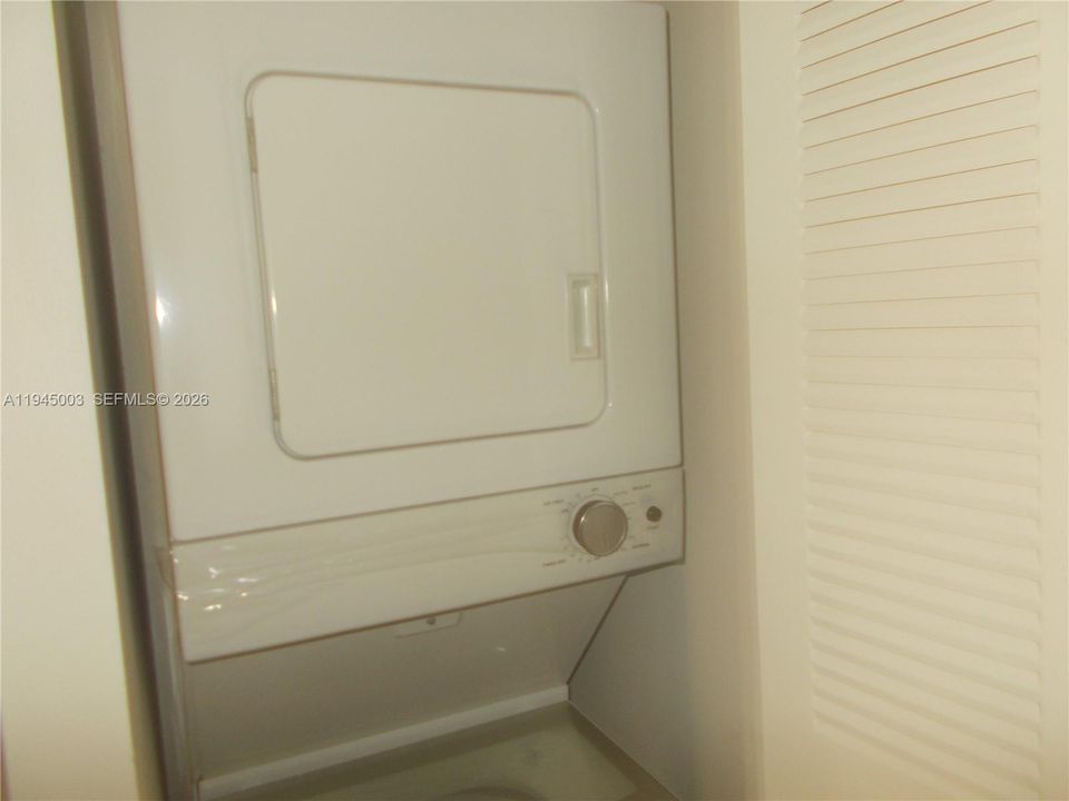 Active With Contract: $1,400 (0 beds, 1 baths, 514 Square Feet)