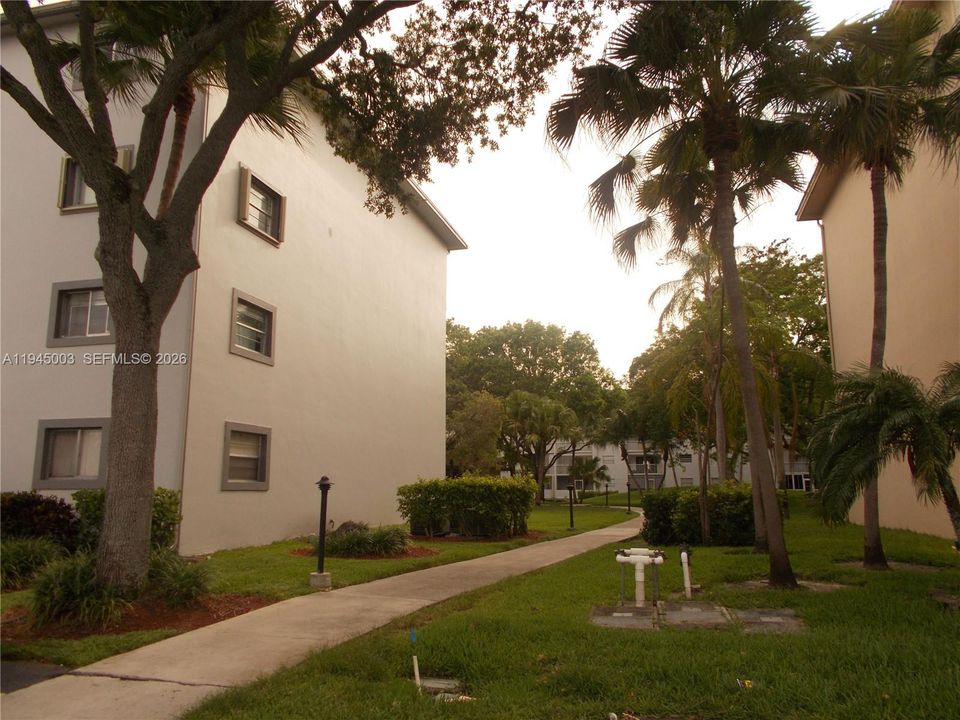 Active With Contract: $1,400 (0 beds, 1 baths, 514 Square Feet)