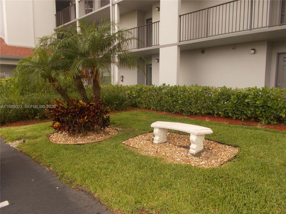 Active With Contract: $1,400 (0 beds, 1 baths, 514 Square Feet)