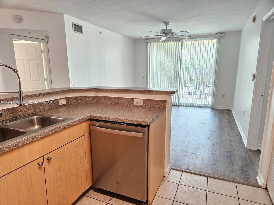 En Venta: $243,000 (2 camas, 2 baños, 1008 Pies cuadrados)