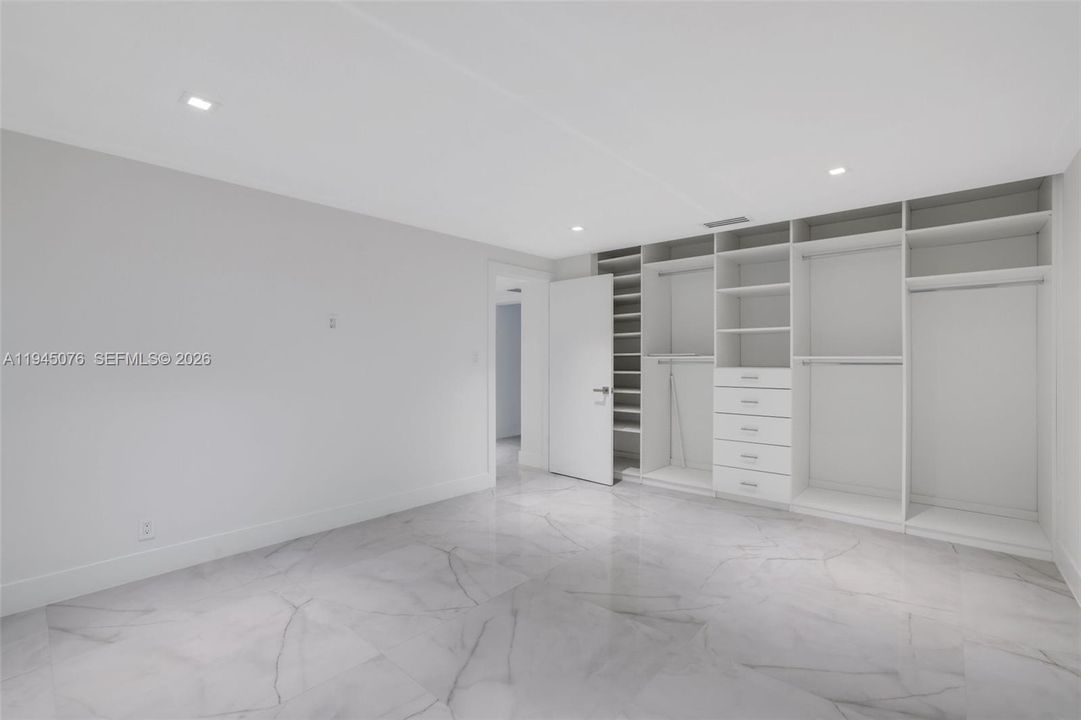 合同活跃: $1,650,000 (4 贝兹, 3 浴室, 2838 平方英尺)