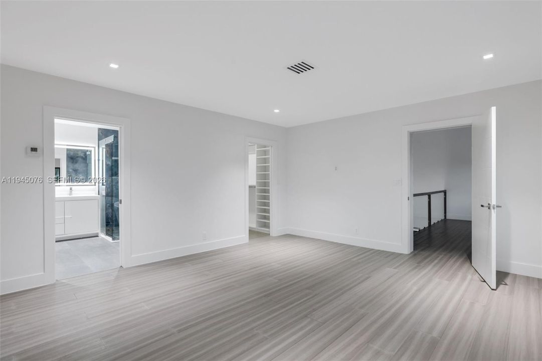合同活跃: $1,650,000 (4 贝兹, 3 浴室, 2838 平方英尺)