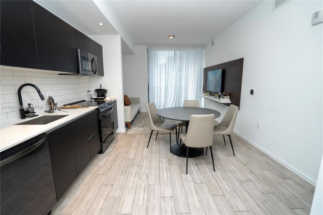 En Venta: $1,299,000 (3 camas, 3 baños, 1040 Pies cuadrados)
