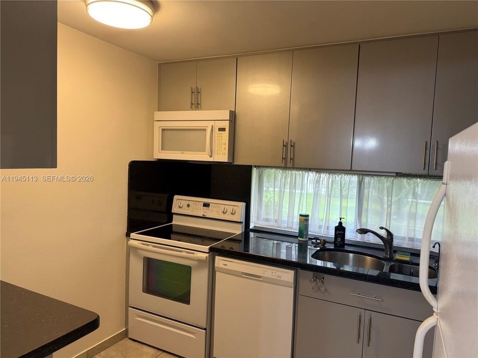 For Sale: $249,999 (1 beds, 1 baths, 767 Square Feet)